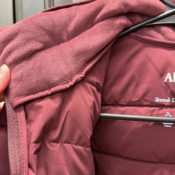 Abercrombie NWT stretch lightweight puffer size small in maroon - Picture 8 of 10